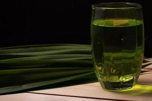 Pandansaft und frischer grüner Panda. dunkler Ton. foto