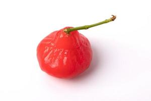 roter Rosenapfel im Weidenkorb auf weißem Hintergrund foto