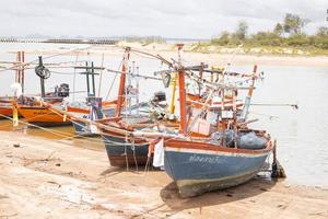 prachuap khiri khan, thailand 12. august 2020. fischerhäfen gesäumt von fischerbooten. foto