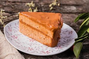 Dreieck thailändischer Teekuchen auf hölzernem Hintergrund foto