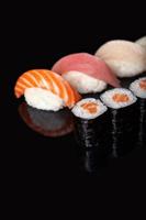 Sushi-Rollen und Sashimi foto