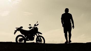 touristen mit motorrädern, motocross. Abenteuertouristen auf Motorrädern. Ideen für Feiertagsveranstaltungen für Männer foto