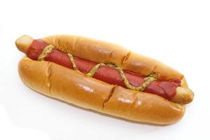 appetitlicher Hotdog zum Mitnehmen mit Senf und Ketchup