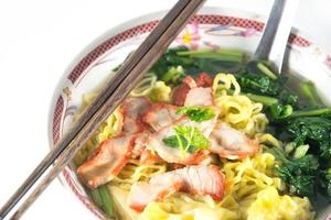 chinesisches Essen, Wonton und Nudel für traditionelles Gourmetknödelbild foto
