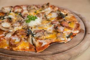 Pizza mit einem Belag aus Peperoni und Wurst