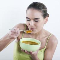 Frau, die Suppe isst, ist gut für Sie foto