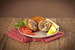 türkisches Ramadan Essen icli kofte (Fleischbällchen) Falafel foto