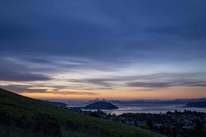 Morgensilhouette der Skyline von San Francisco foto