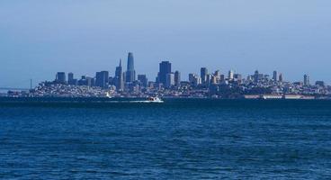 strahlend blaues wasser, die skyline von san francisco unter einem strahlend blauen himmel foto