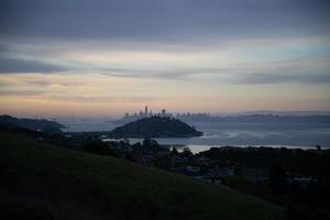 san francisco bay und bay bridge am frühen morgen stadtbild foto