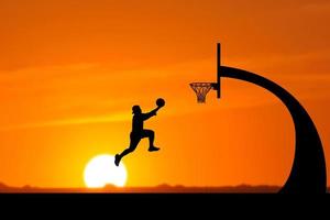 Basketballspieler-Silhouette springen foto