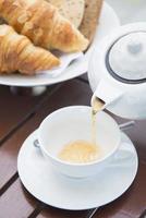 Kontinentales Frühstück mit Bäckerei und Tee foto
