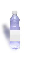 Plastikflasche Mineralwasser auf weißem Hintergrund foto