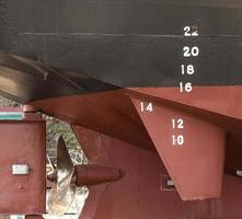 Schraubenschiff für eine Holzslipanlage auf einer Werft foto