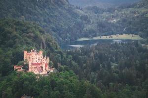 draufsicht schloss hohenschwangau in deutschland. der königspalast in bayern. Der gelbe berühmte Palast ist eine Touristenattraktion. foto