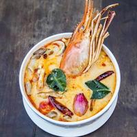 thailändische würzige Suppe. Tom Yum Koong Thai scharfes Essen.