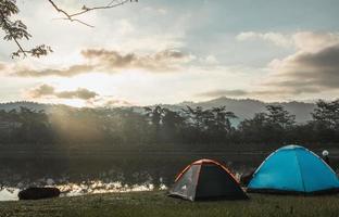 Camping am Fluss Camping im Freien. Glamping-Lebensstil. wilde Campingausflüge. foto