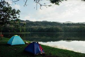 Camping am Fluss Camping im Freien. Glamping-Lebensstil. wilde Campingausflüge. foto