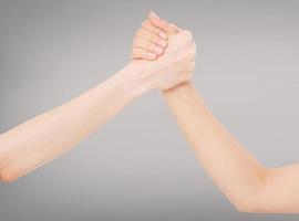 weibliche Hand und Arm hochziehen isoliert auf grauem Hintergrund. das konzept von hilfe, liebe, freundschaft foto