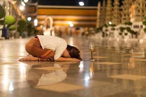 fromme, religiöse asiatische buddhistische frau, die betet, mantra zum lord buddha singt, buddhistisches religionskonzept foto