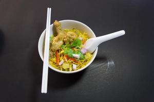Khao Sawy Northern Thai Nudel Curry Suppe mit Huhn foto