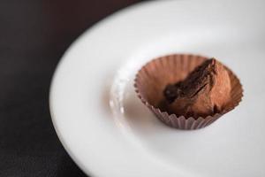 Schokoladenball auf weißem Teller foto