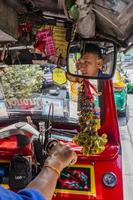 ratchatchewi bangkok thailand 2018 fahrt im tuk tuk während der hauptverkehrszeit in bangkok thailand. foto