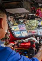 ratchatchewi bangkok thailand 2018 fahrt im tuk tuk während der hauptverkehrszeit in bangkok thailand. foto