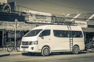 tulum quintana roo mexiko 2018 typische bunte straße straßenverkehr autos palmen von tulum mexiko. foto