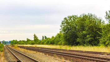 grünes und friedliches bahnhofsgebäude und eisenbahngleise deutschland. foto