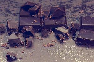 dunkle Schokolade und Kaffeebohne auf einem Steintisch