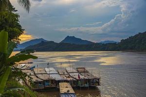 sonnenuntergang bei panoramalandschaft mekong und luang prabang laos. foto