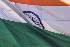 Indien-Flagge, die hoch am Connaught-Platz mit Stolz auf den blauen Himmel fliegt, Indien-Flagge flattert, indische Flagge am Unabhängigkeitstag und Tag der Republik Indien, Schuss nach oben, Schwenken der indischen Flagge, fliegende Indien-Flaggen foto