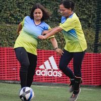 neu delhi, indien - 1. juli 2018 fußballerinnen der lokalen fußballmannschaft während des spiels in der regionalen derby-meisterschaft auf einem schlechten fußballplatz. heißer moment des fußballspiels auf dem grasgrünen feldstadion foto