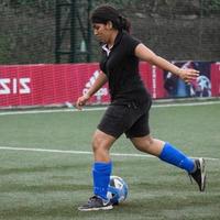 neu delhi, indien - 1. juli 2018 fußballerinnen der lokalen fußballmannschaft während des spiels in der regionalen derby-meisterschaft auf einem schlechten fußballplatz. heißer moment des fußballspiels auf dem grasgrünen feldstadion foto