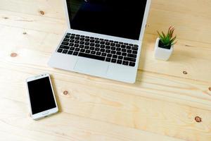 Laptop mit Tablet und Smartphone am Arbeitsplatz foto