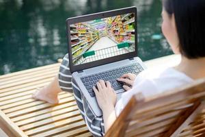 handeingabe laptop mit unschärfe supermarkt auf dem bildschirm, lebensmittel-online-konzept, geschäft und technologie foto