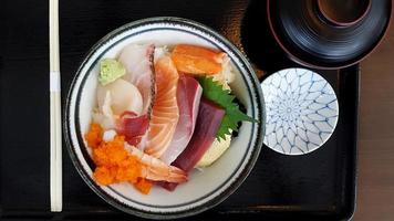 japanische poke bowl roher fisch thunfisch und lachs foto