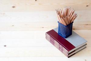 Bildungskonzept, Bleistift für die Arbeit an einem Holztisch. foto