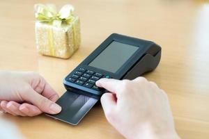 zahlen mit nfc-technologie auf kreditkarte foto