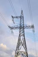 Hochspannungsleitungen mit Strommasten gegen den blauen Himmel. foto