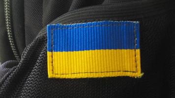 Ukraine-Flagge auf dem Rucksack foto