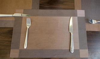 Geschirr Messer und Gabel mit Tischdecke auf Holztisch foto