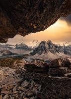 Mount Assiniboine und Stone Cave auf Nublet Peak bei Sonnenuntergang foto