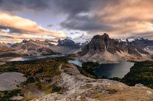 Mount Assiniboine mit See auf Nublet Peak im Herbstwald bei Sonnenuntergang im Provinzpark foto