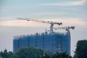 Hochbau mit Kranturm foto