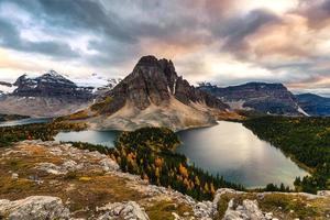 Mount Assiniboine mit See auf Nublet Peak im Herbstwald bei Sonnenuntergang im Provinzpark foto