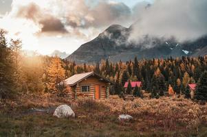 Holzhütten mit Sonnenschein im Herbstwald im Assiniboine Provincial Park foto