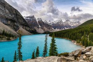 Moränensee mit kanadischen Rockies im Banff-Nationalpark foto