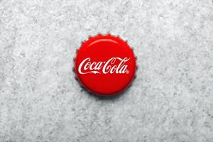 Draufsicht der nahen Coca-Cola-Metallkappe isoliert foto